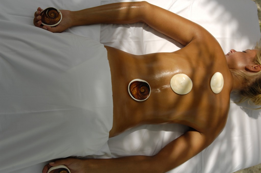 Miri Miri Spa Tahitian Ve'a Ve'a Hot Stone Massage | Photo Credit: St. Regis Bora Bora Miri Miri Spa Tahitian Ve'a Ve'a Hot Stone Massage | Photo Credit: St. Regis Bora Bora